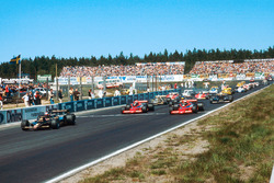 Mario Andretti, Lotus 79 Ford, mène devant John Watson et Niki Lauda, tous deux sur Brabham-Alfa Romeo.