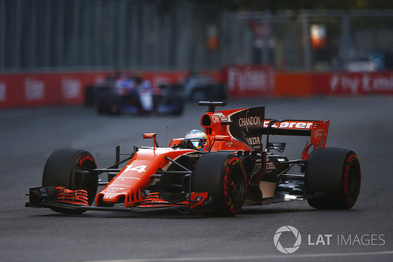 Fernando Alonso, McLaren MCL32, Carlos Sainz Jr., Scuderia Toro Rosso STR12