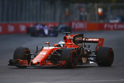 Fernando Alonso, McLaren MCL32, Carlos Sainz Jr., Scuderia Toro Rosso STR12