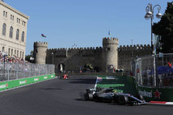 Lewis Hamilton, Mercedes AMG F1 W08, Sebastian Vettel, Ferrari SF70H