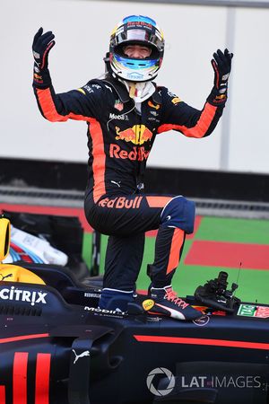 Le vainqueur Daniel Ricciardo, Red Bull Racing RB13 fête sa victoire dans le Parc Fermé