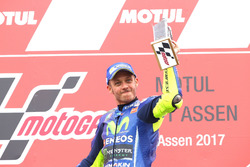 Valentino Rossi, Yamaha Factory Racing, fête sa victoire sur le podium
