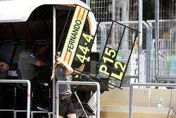 PIt board para Fernando Alonso, McLaren