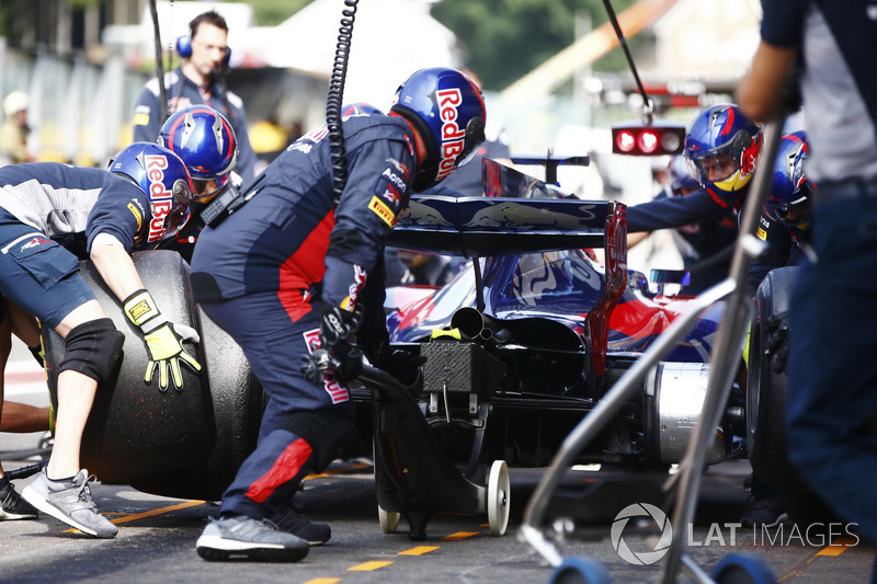 Daniil Kvyat, Scuderia Toro Rosso STR12, pit stop