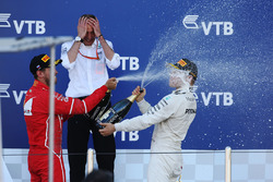 Le vainqueur Valtteri Bottas, Mercedes AMG F1, fête sa victoire au champagne avec le second Sebastian Vettel, Ferrari