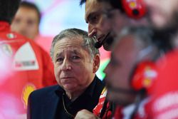 Jean Todt, président FIA, dans le garage Ferrari