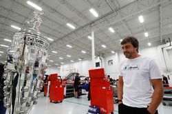 Fernando Alonso con el trofeo de Borg-Warner