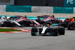 Старт гонки: Льюис Хэмилтон, Mercedes AMG F1 W08, Макс Ферстаппен и Даниэль Риккардо, Red Bull Racin