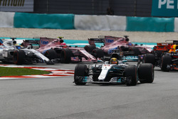 Старт гонки: Льюис Хэмилтон, Mercedes AMG F1 W08, Макс Ферстаппен и Даниэль Риккардо, Red Bull Racin