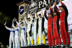 Podium GTLM : les vainqueurs Antonio Garcia, Jan Magnussen, Mike Rockenfeller, Corvette Racing, les deuxièmes Joey Hand, Dirk Müller, Sébastien Bourdais, Ford Performance Chip Ganassi Racing, les troisièmes Toni Vilander, Giancarlo Fisichella, James Calado, Risi Competizione