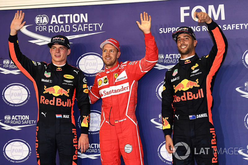 Il poleman Sebastian Vettel, Ferrari, il secondo qualificato Max Verstappen, Red Bull Racing, il terzo qualificato Daniel Ricciardo, Red Bull Racing