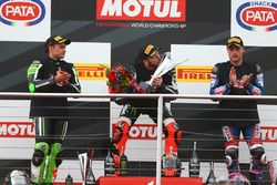 Podium : le deuxième Leon Haslam, Puccetti Racing, le vainqueur Tom Sykes, Kawasaki Racing, le troisième Alex Lowes, Pata Yamaha