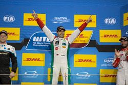 Podium : le vainqueur Mehdi Bennani, Sébastien Loeb Racing, Citroën C-Elysée WTCC