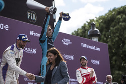Sébastien Buemi, Renault e.Dams, festeggia sul podio con Jose Maria Lopez, DS Virgin Racing