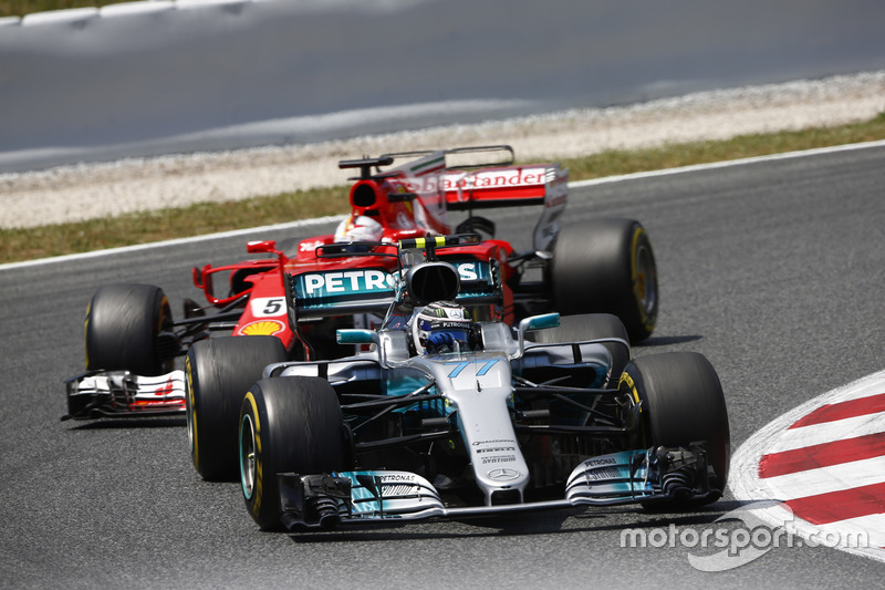 “Eu entrei antes e fiquei atrás de Valtteri, sabia que eles não o mandariam para os boxes. Ele estava com os pneus desgastados, então a Mercedes o usou um pouco para me bloquear."