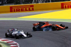 Stoffel Vandoorne, McLaren MCL32, sort de piste après un contact avec Felipe Massa, Williams FW40