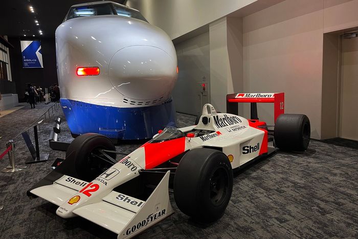 マクラーレンMP4/4、100系新幹線電車（12月土日祝限定の尾灯での展示）