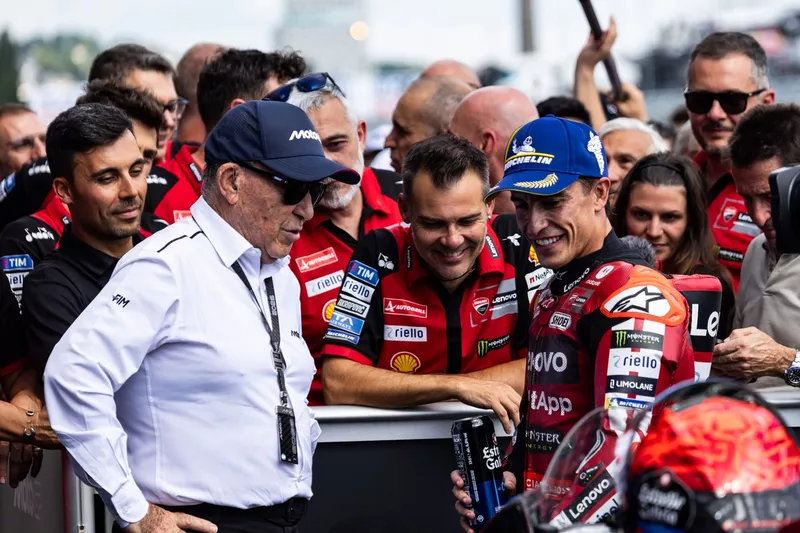Carmelo Ezpeleta, director ejecutivo de Dorna Sports; Marc Márquez; Ducati Team
