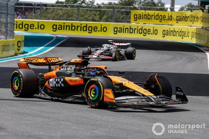 Oscar Piastri, McLaren MCL38, adelanta a Nico Hulkenberg, Haas VF-24