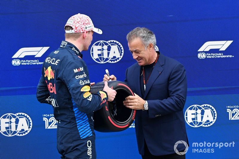 El hombre de la pole Max Verstappen, Red Bull Racing, recibe el premio Pirelli Pole Position de manos de Jean Alesi.
