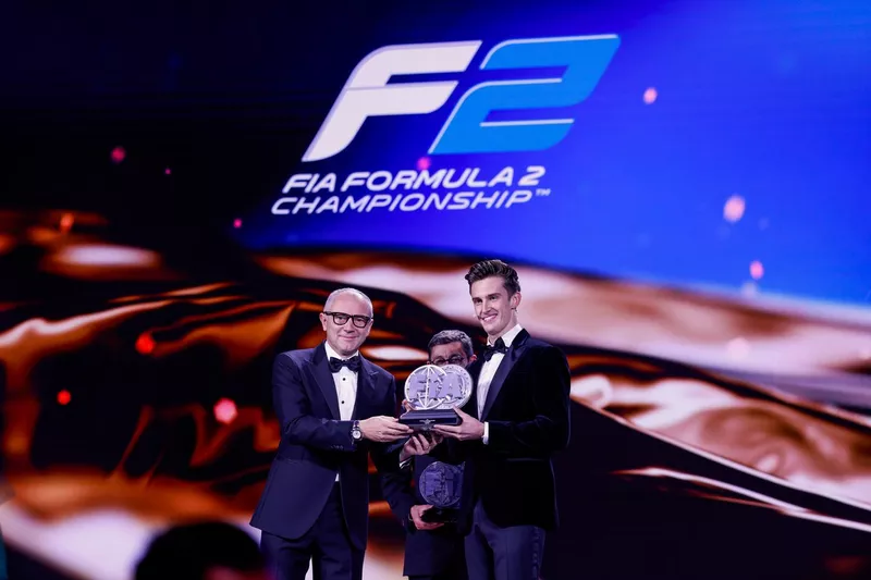Stefano Domenicali, Chief Executive Officer de Formula One avec Sébastien Philippe, ART Grand Prix, et Théo Pourchaire, Championnat de Formule 2 de la FIA pour les pilotes - Champion Championnat de Formule 2 de la FIA pour les équipes - Champion. 