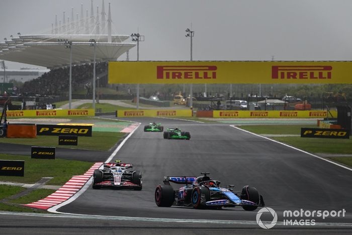 Esteban Ocon, Alpine A524, Nico Hulkenberg, Haas VF-24, Zhou Guanyu, Kick Sauber C44