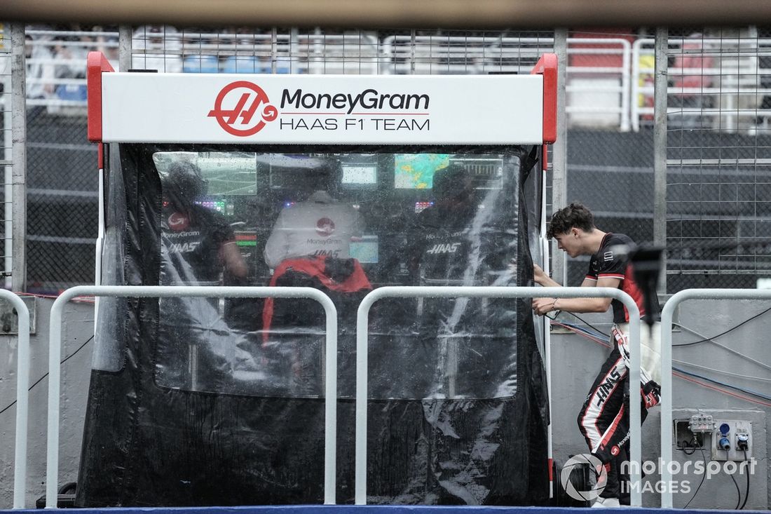 Oliver Bearman, Haas F1 Team, visita el muro de boxes