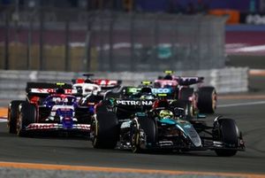 Lewis Hamilton, Mercedes F1 W15, Yuki Tsunoda, RB F1 Team VCARB 01 