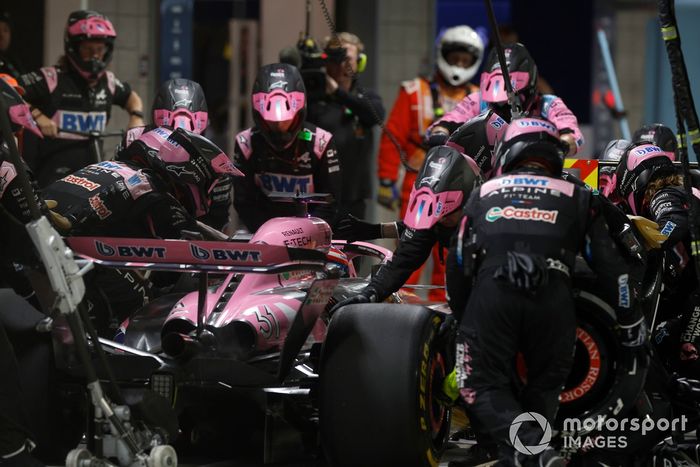 Esteban Ocon, Alpine A524, hace una parada en boxes
