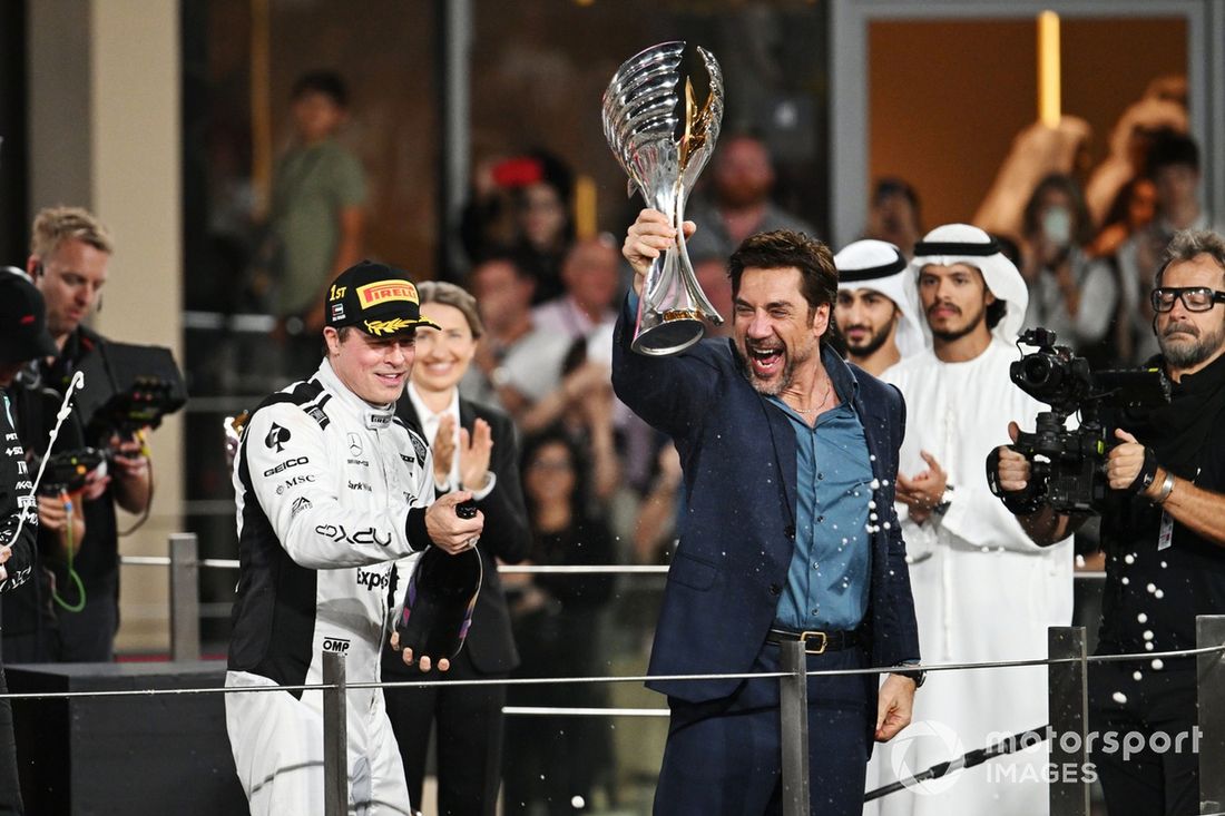 George Russell, Mercedes-AMG F1 Team, Brad Pitt y Javier Bardem en el podio rodando una escena para la película de F1.