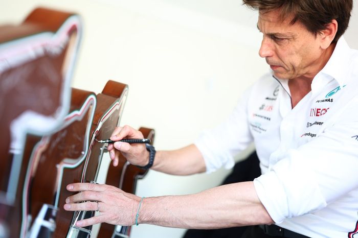 Toto Wolff, Team Principal y CEO de Mercedes-AMG, trofeos de Imola para la beneficencia