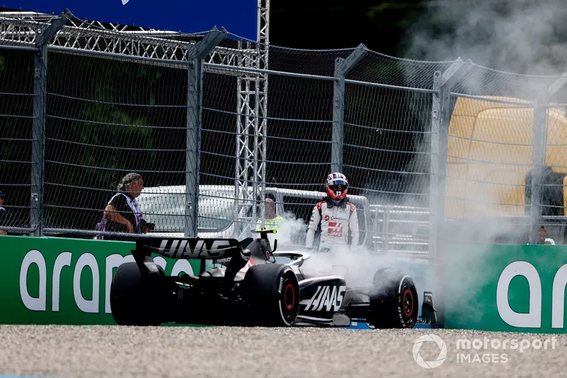 Nico Hulkenberg, Haas VF-23, esce dalla sua vettura fumante e si ritira dalla gara