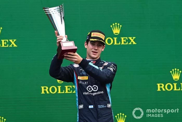 Franco Colapinto, MP Motorsport con el trofeo en el podio