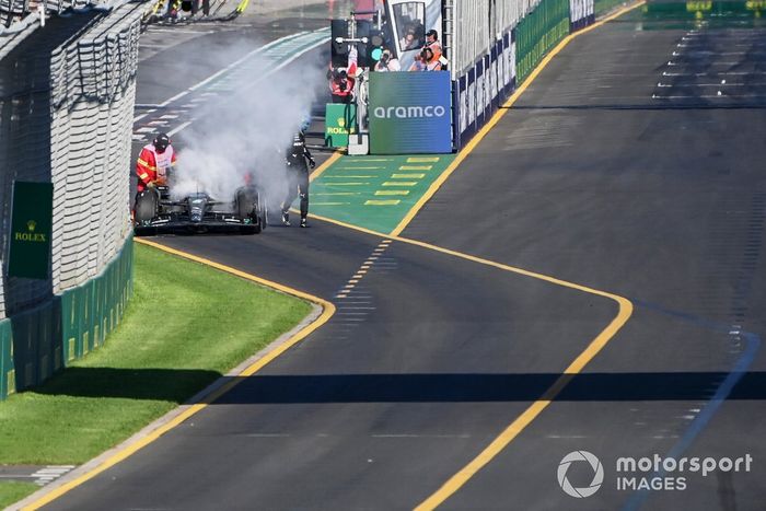 George Russell, Mercedes W13 sale de su coche tras incendiarse