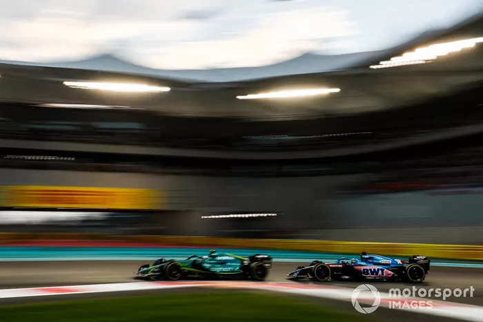 Sebastian Vettel, Aston Martin AMR22, por delante de Fernando Alonso, Alpine A522