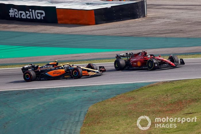 Choque entre Lando Norris, McLaren MCL36, y Charles Leclerc, Ferrari F1-75, resulta en un trompo