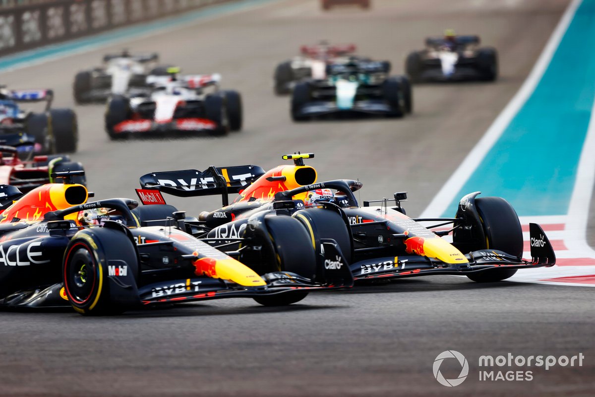Max Verstappen, Red Bull Racing RB18, lucha con Sergio Pérez, Red Bull Racing RB18, en la salida