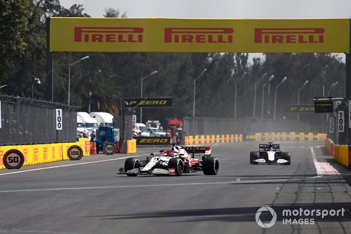 Kimi Raikkonen, Alfa Romeo Racing C41, George Russell, Williams FW43B