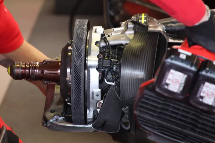 Detalle del freno delantero del Ferrari SF21