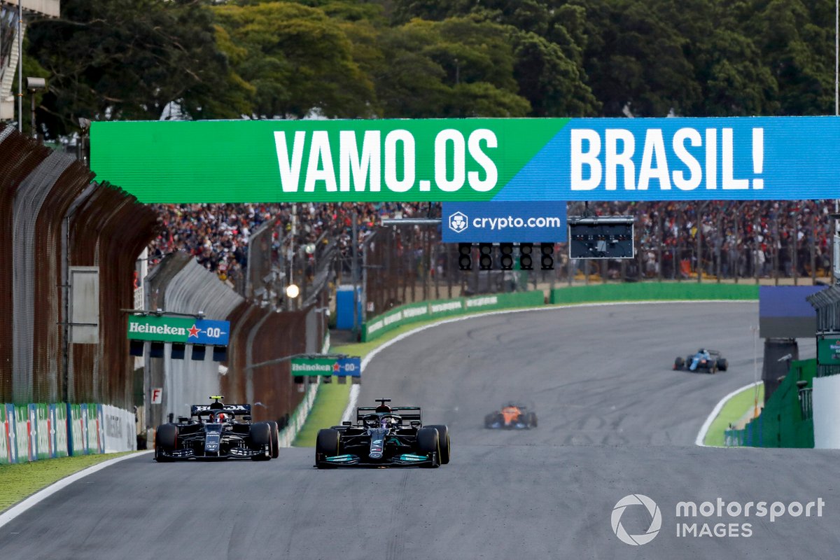 Lewis Hamilton, Mercedes W12, pasa a Pierre Gasly, AlphaTauri AT02