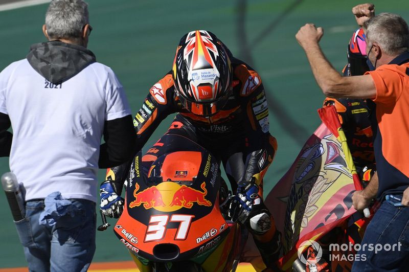 El ganador de la carrera y campeón del mundo Pedro Acosta, Red Bull KTM Ajo