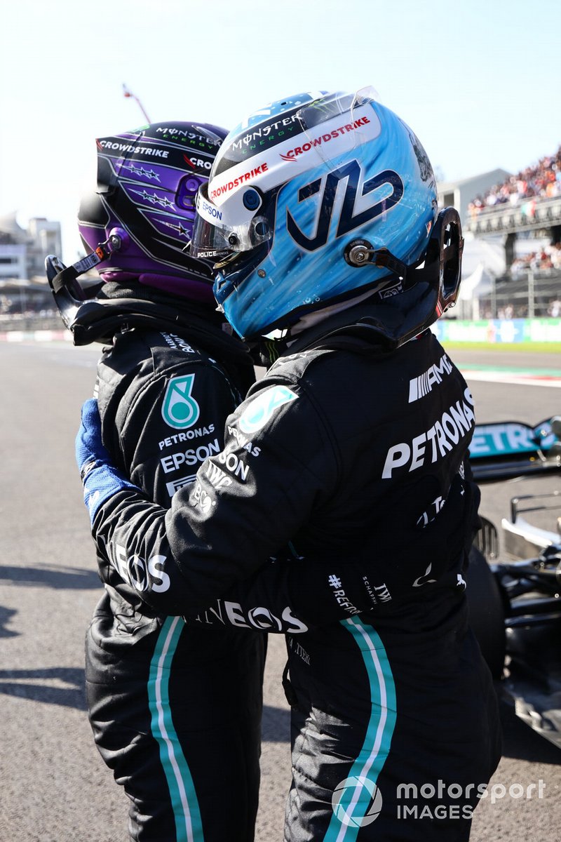 Ganador de la pole Valtteri Bottas, de Mercedes, y Lewis Hamilton, de Mercedes, se felicitan mutuamente en el Parc Ferme