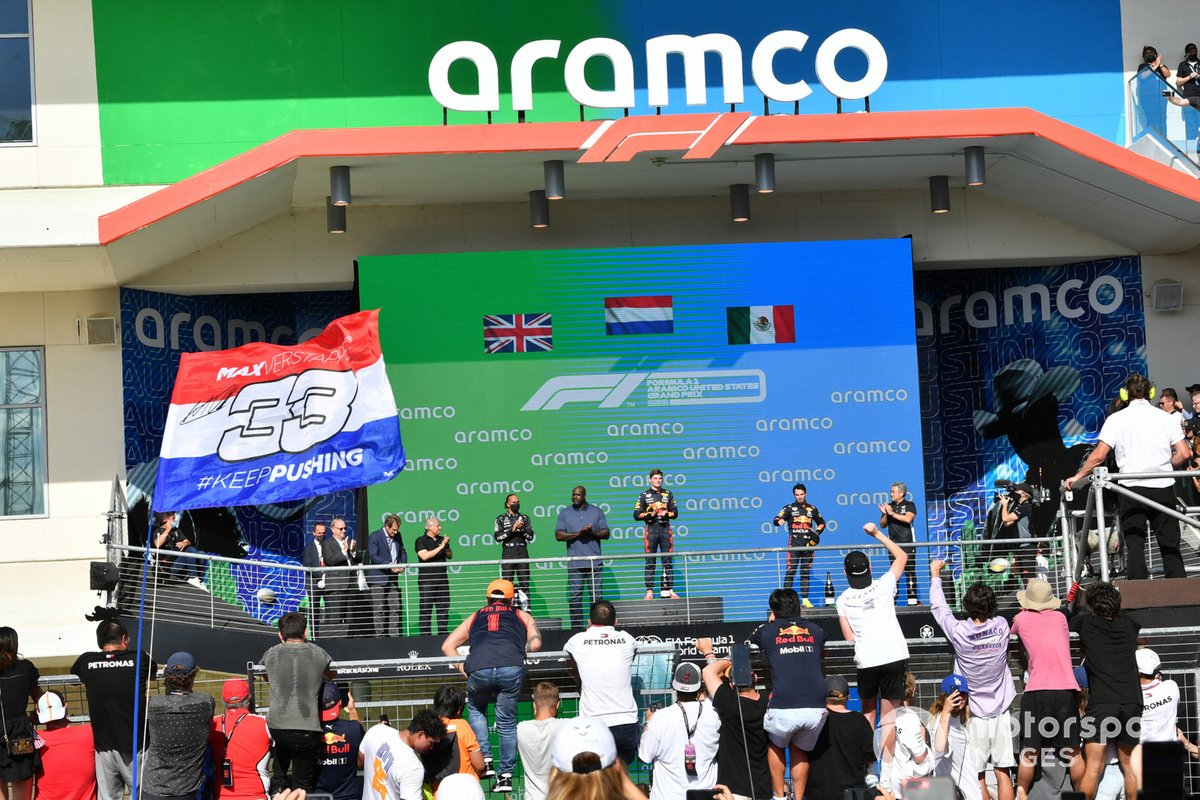 Podio: segundo lugar Lewis Hamilton, Mercedes, ganador Max Verstappen, Red Bull Racing, tercer lugar Sergio Pérez, Red Bull Racing y Shaquille O'Neal