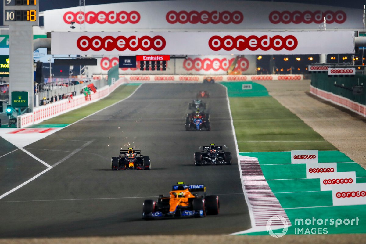Lando Norris, McLaren MCL35M, Sergio Pérez, Red Bull Racing RB16B, y Pierre Gasly, AlphaTauri AT02