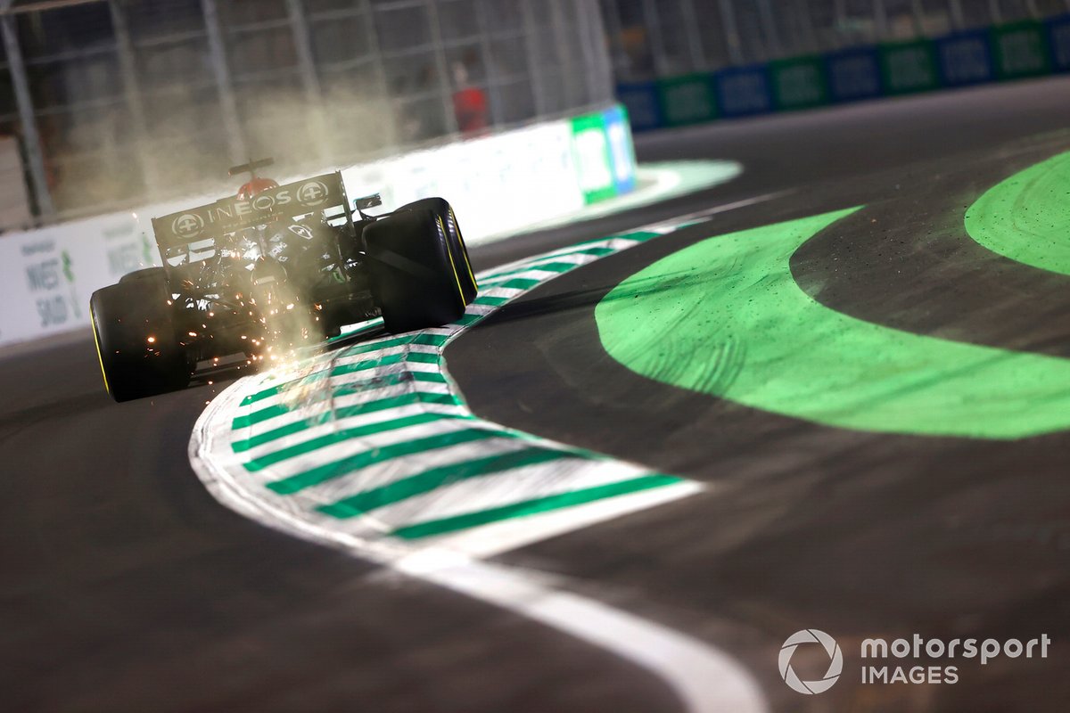 Des étincelles sortent de l'arrière de la monoplace de Lewis Hamilton, Mercedes W12