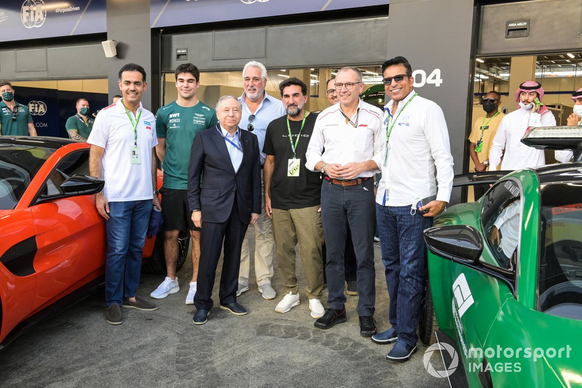 Lance Stroll, Aston Martin, Jean Todt, Presidente, FIA, Lawrence Stroll, Propietario, Aston Martin F1, Stefano Domenicali, CEO, Fórmula 1 y un invitado posan entre un Aston Martin Vantage de calle y el coche de seguridad de Aston Martin
