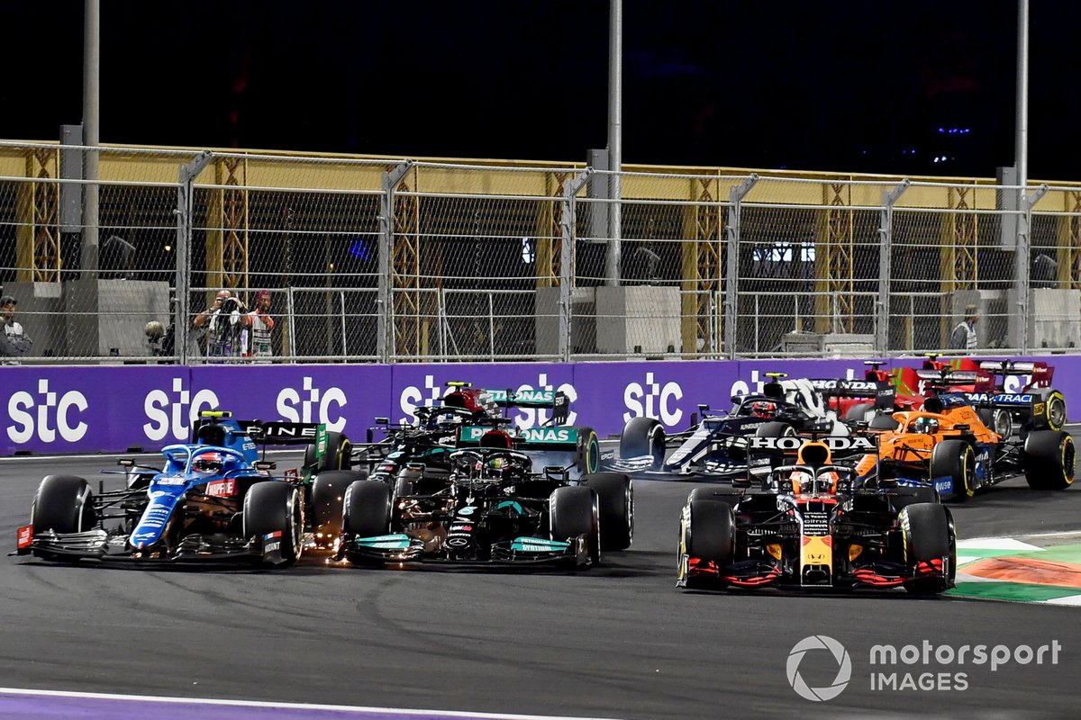 Max Verstappen, Red Bull Racing RB16B, Esteban Ocon, Alpine A521, Lewis Hamilton, Mercedes W12