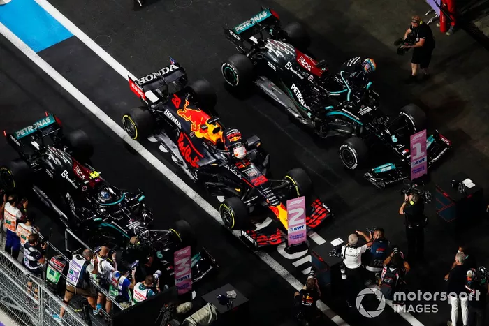 Lewis Hamilton, Mercedes, 1ª posición, Max Verstappen, Red Bull Racing, 2ª posición, y Valtteri Bottas, Mercedes, 3ª posición, llegan al Parc Ferme