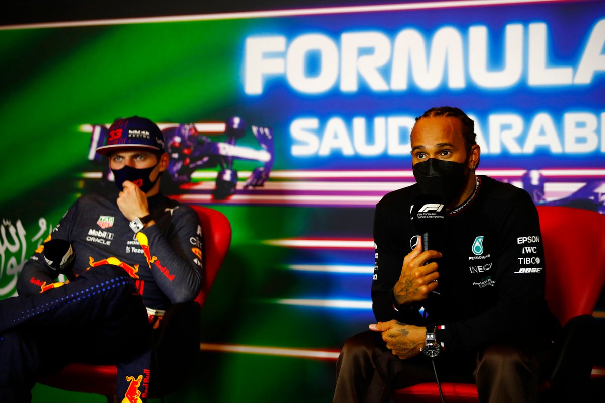 Max Verstappen, Red Bull Racing, 2ª posición, y Lewis Hamilton, Mercedes, 1ª posición, en rueda de prensa