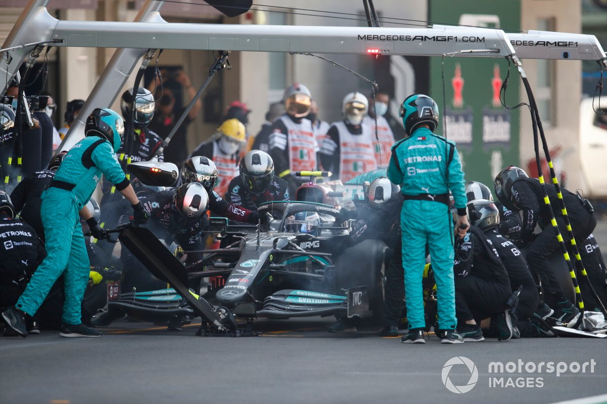 Valtteri Bottas, Mercedes W12, en pits